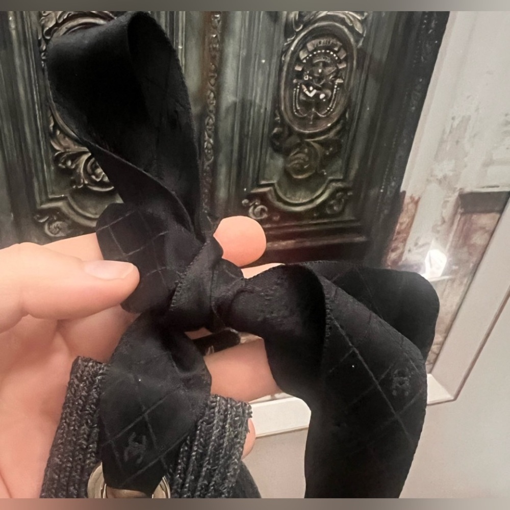 CHANEL BLACK RAFFIA 2018 CAMELLIA VISOR Like New - Picture 5 of 9